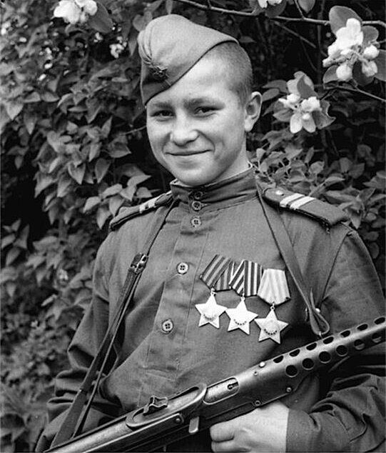 Самый молодой (17 лет) полный кавалер ордена Славы, 1946 год Иван Кузнецов
