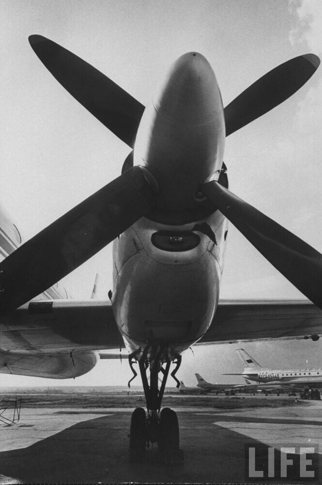 Один из двигателей нового советского пассажирского самолета в аэропорту Внуково