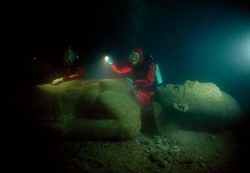 Затонувшая статуя фараона, найденная недалеко от затопленного города Гераклион