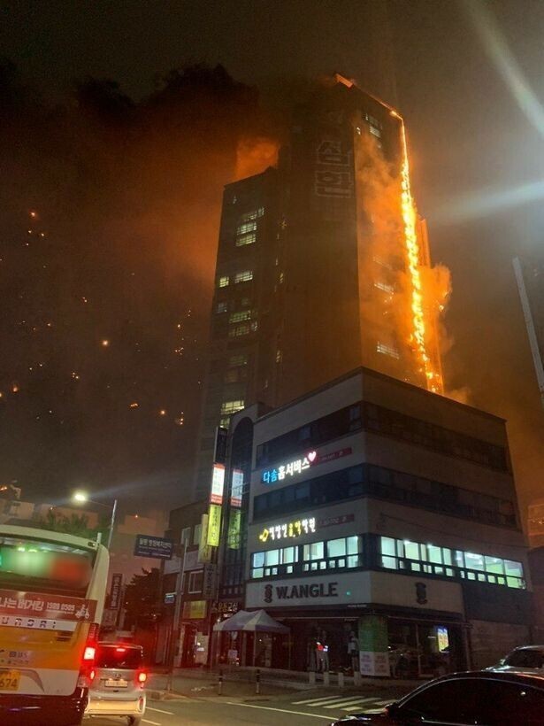 "Это просто ужас!": в Южной Корее догорает 33-этажный небоскреб