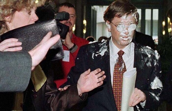 Билл Гейтс после броска в него тортом, Брюссель, Бельгия, 4 февраля 1998 год