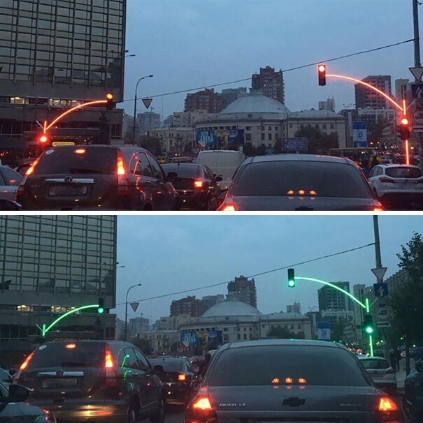 Эти удобные светофоры можно разглядеть даже за крупногабаритным транспортом, чего не скажешь об обычных светофорах. Кстати, фотография сделана в Украине.