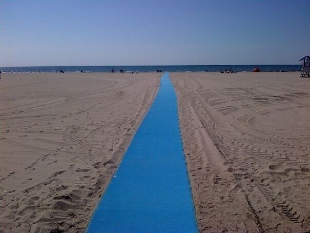 Дорожка на пляже, по которой могут проехать люди на инвалидных колясках, ведь крутить колеса по песку — задача не из простых. Кстати, матерям с маленькими детьми это тоже сильно облегчит жизнь.