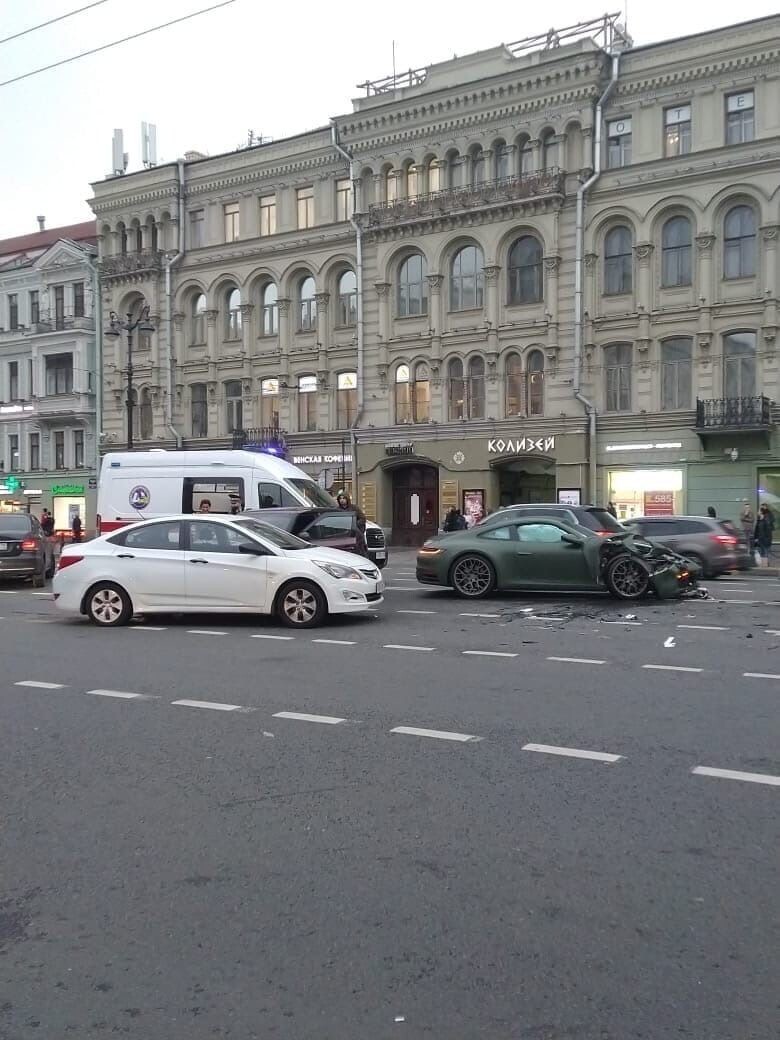 Авария с участием дорогого «Порше» на Невском проспекте в Санкт-Петербурге