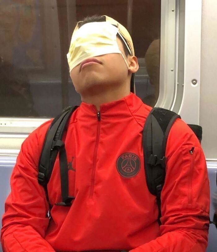 Подборка самых смешных и нелепых масок, замеченных в метро
