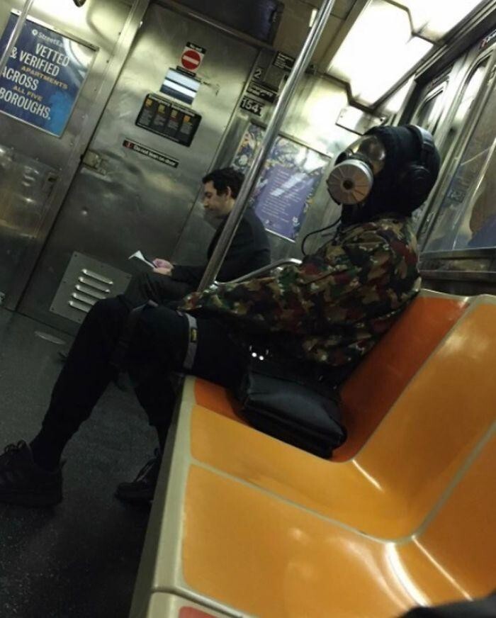 Подборка самых смешных и нелепых масок, замеченных в метро