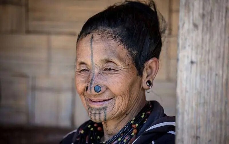 Удивительные обычаи индийского племени, где женщины должны носить пробки в ноздрях