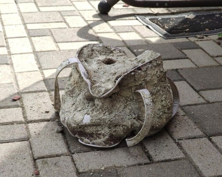 «Мой друг сделал держатель зонта из женской сумки и бетона».