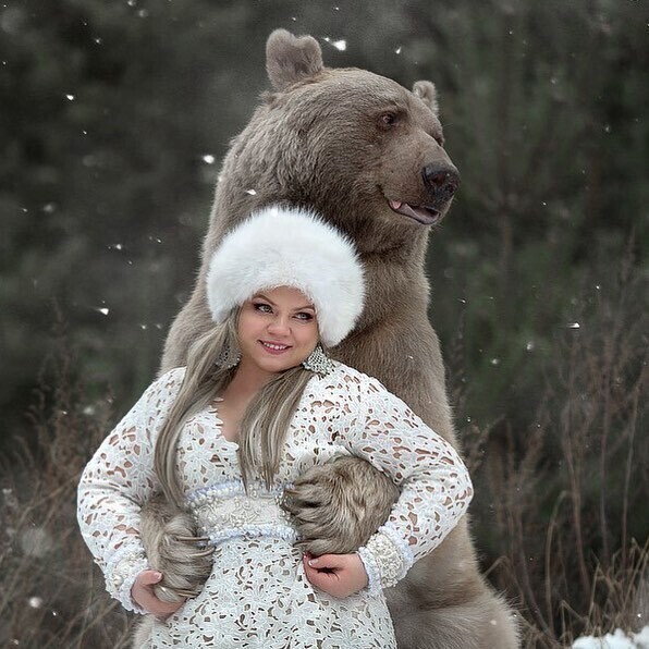 Бурый медведь из России делает успешную карьеру модели