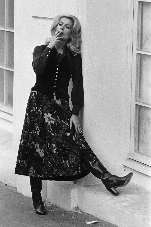 12 октября 1970 года. Париж. Кэтрин Денев в качестве модели для фотосессии в новом бутике Ива Сен-Лорана. Фото Francois Gragnon.