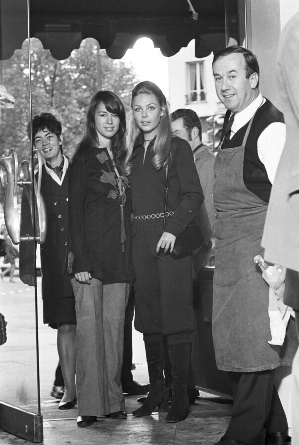 2 октября 1970 года. Париж. Фотосессия «Мода 1971» года в пивной «Стелла». Хозяин пивной встречает девушек-моделей. Фото by Jean-Claude Deutsch.