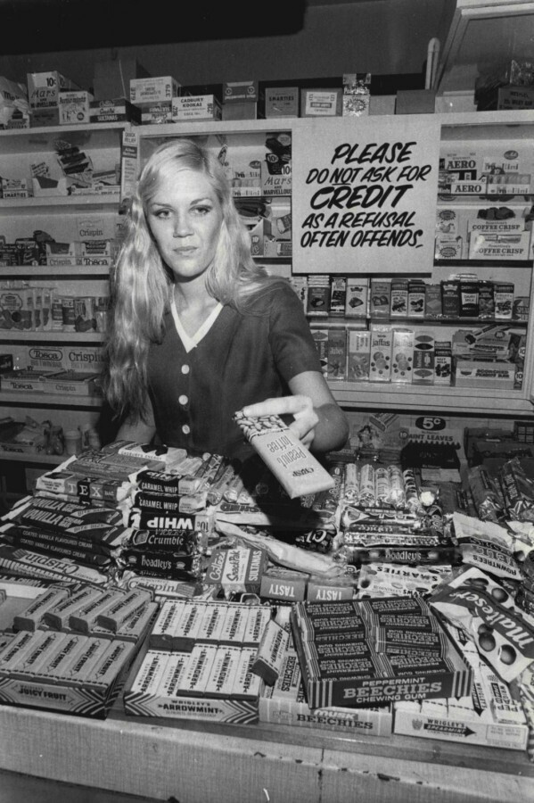 7 октября 1970 года. Британия. Магазин. «Пожалуйста, не просите кредит, отказ, как правило, оскорбляет». Фото Stuart William MacGladrie.