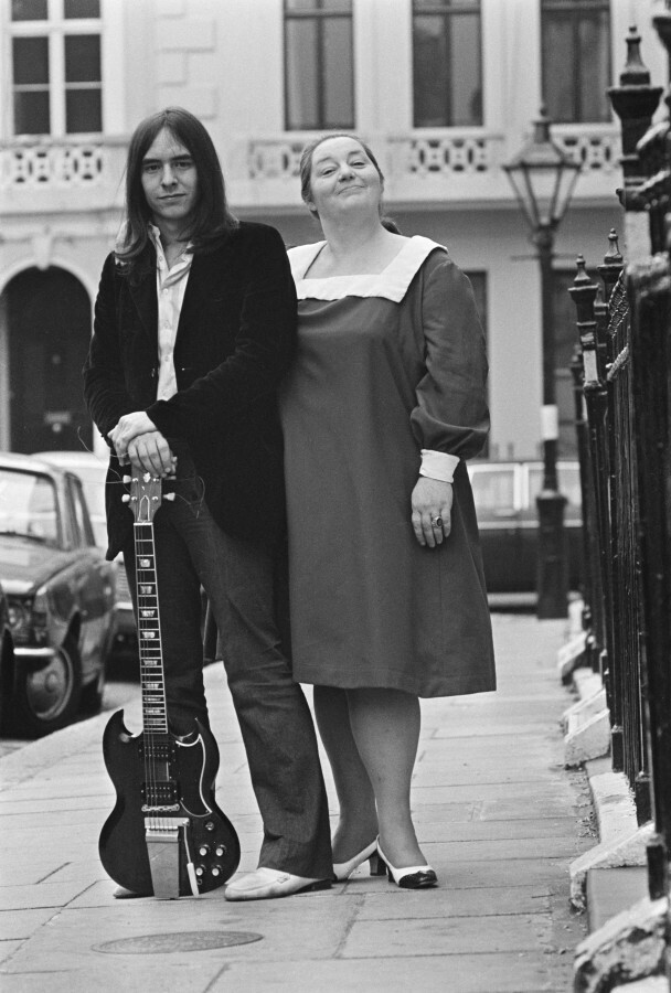 15 октября 1970 года. Лондон. Британская комедийная актриса Хэтти Жак и ее сын Робин Ле Месюрье, лид-гитарист поп-группы Reign. Фото Jack Kay.