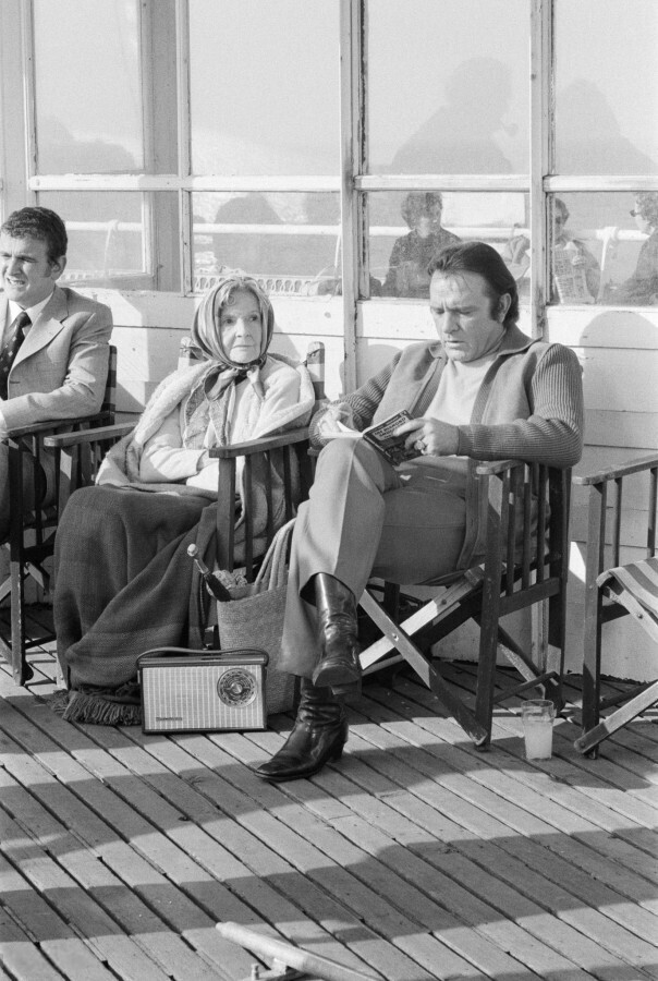 16 октября 1970 г. Брайтон, Англия. Ричард Бёртон и Кэтлин Несбитт на съемках фильма «Злодей». Бёртон читает Яна Флеминга.