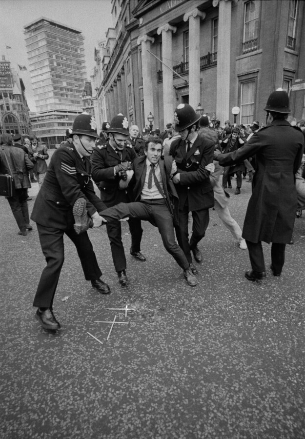 26 октября 1970 года. Лондон. Демонстрации против апартеида на Трафальгарской площади. Фото Terry Disney.