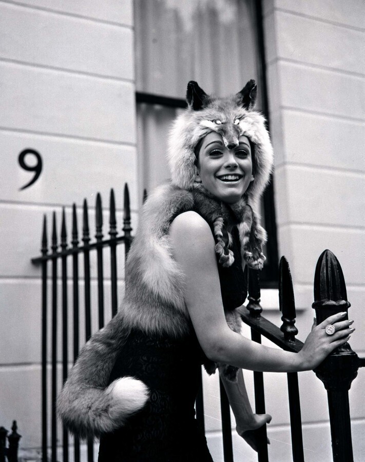 8 октября 1970 года. Лондон, Модель демонстрирует меховую накидку с капюшоном из русской лисы из коллекции Simone Mirman.