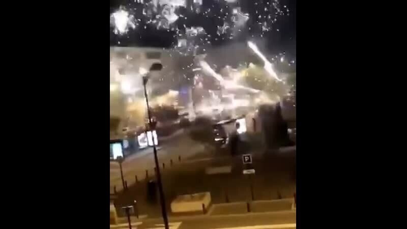 Во Франции полицейских обстреляли фейерверками 