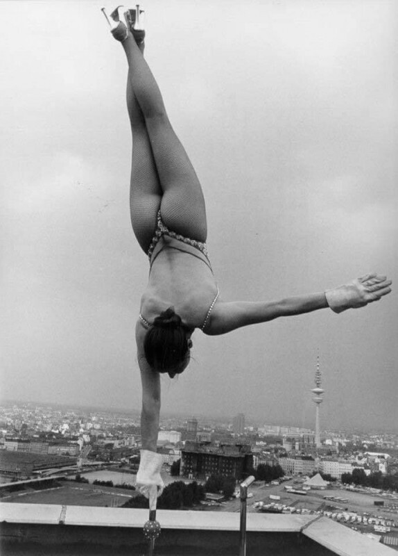 Цирковая артистка Сильвия Терон на крыше небоскреба в Гамбурге. Германия, 1950 г.