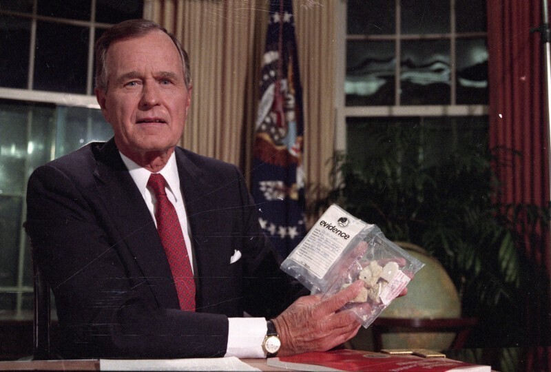 Президент Джордж Буш держит пакет крэк-кокаина во время выступления по телевидению в 1989 году.