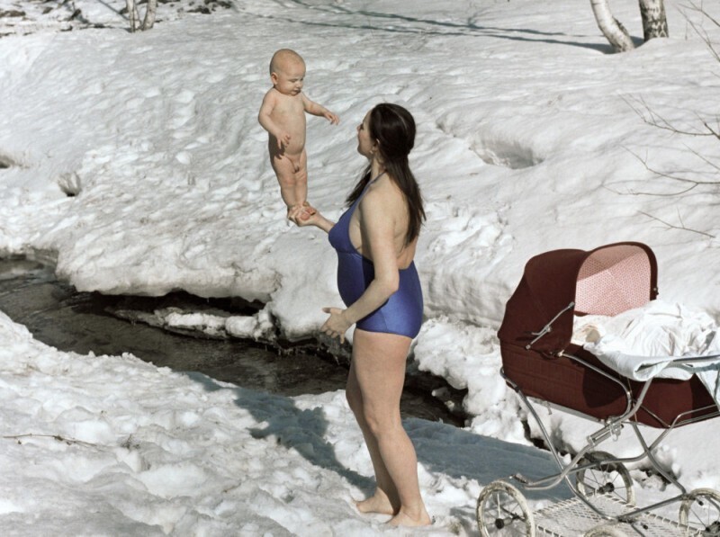 Москвичка Татьяна Дубинина закаляет своего сына, Лосиный остров, СССР, 1987 год.