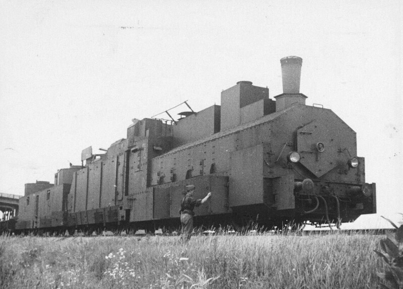 Советский легкий бронепоезд №17, оставленный на участке Мартыновки под Новоград-Волынским из-за разбитых во время боёв железнодорожных путей. 1941г.