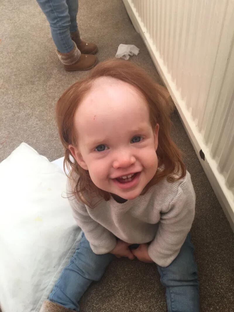 Малышка намазала голову кремом для эпиляции и стала похожа на клоуна Пеннивайза