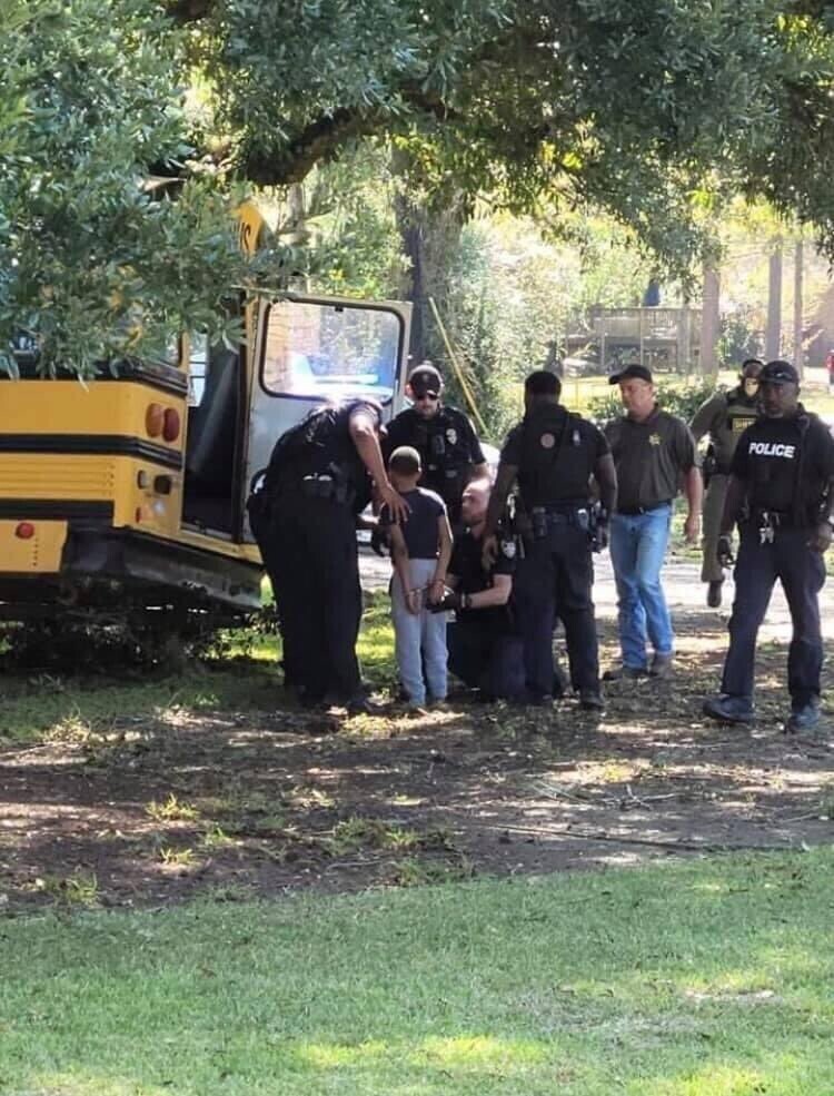 11-летний американец угнал школьный автобус и попытался удрать от полицейских: видео