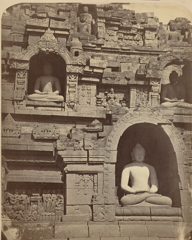 Четыре ниши с Буддами в Боробудуре