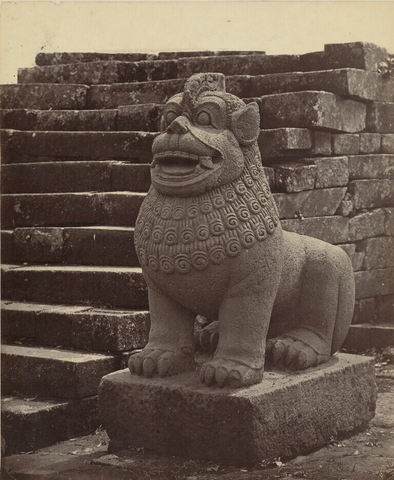 Изображение льва у подножия лестницы в Боробудуре