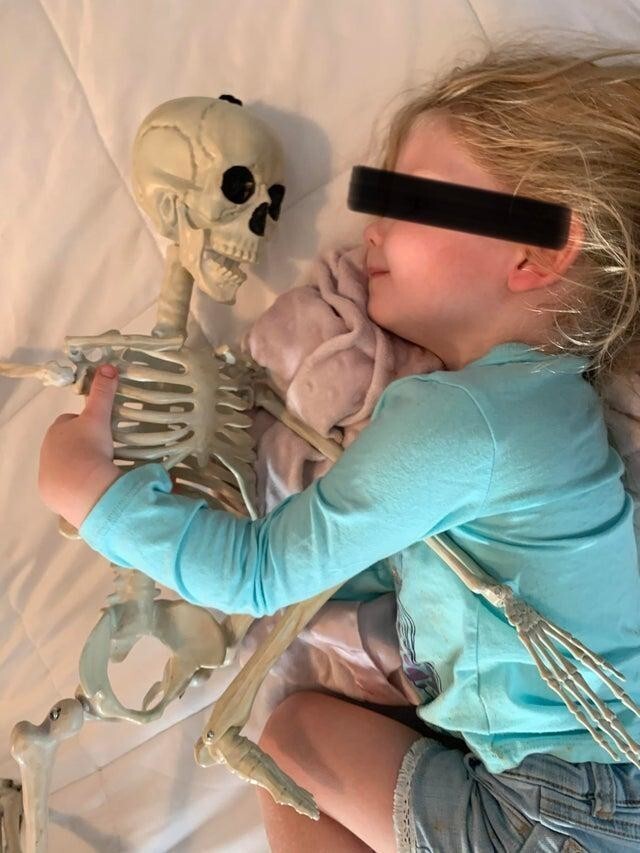 Сегодня моя дочь сказала, что кроме этого скелета, ей больше ничего не нужно