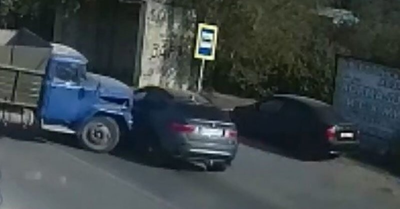 ЗИЛ влетел во встречный BMW под Ростовом