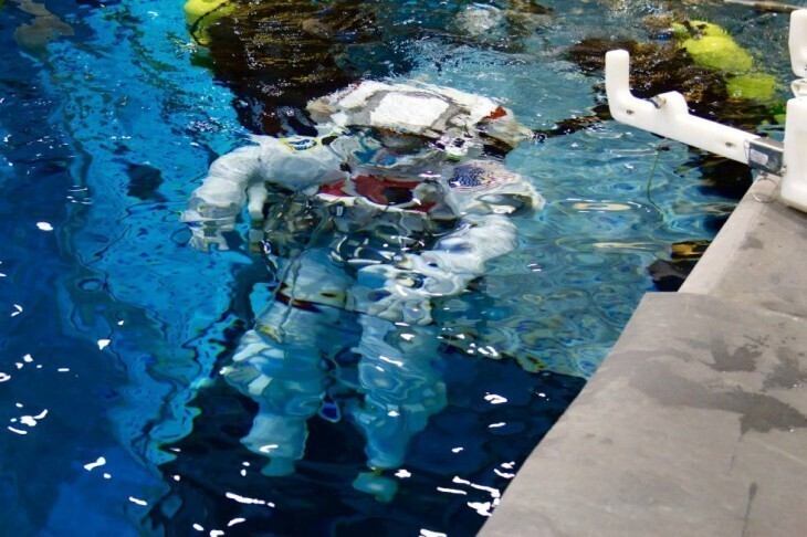 4. Астронавтов купают в огромном бассейне
