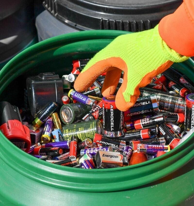 Куда отнести отработавшие батарейки в Петербурге? Почему лучше сдавать вредный мусор в пункты приёма
