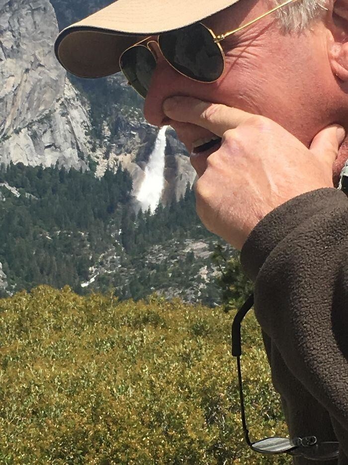 22. «Папа очень хотел сделать красивый кадр на фоне водопада в Йосемити»
