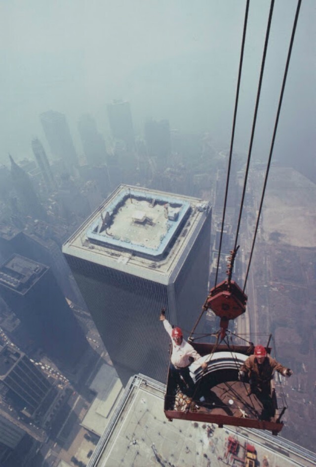 Редкие фото: установка антенны на башне Всемирного торгового центра