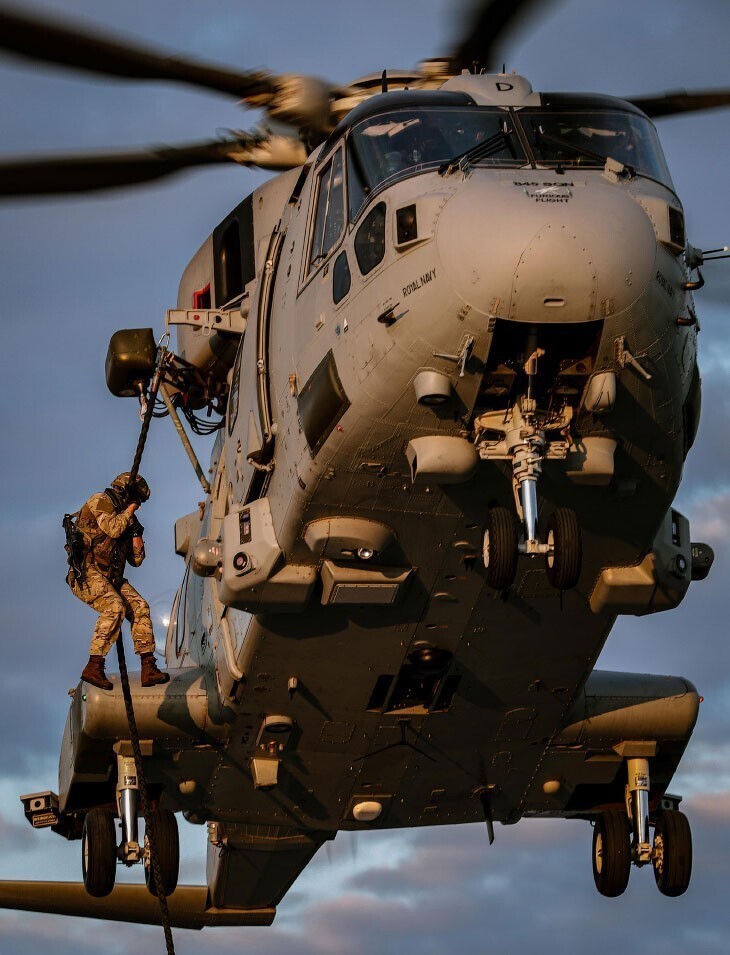 Спуск с вертолета Merlin во время учений на авианосце HMS Queen Elizabeth. (Фото Kyle Heller):
