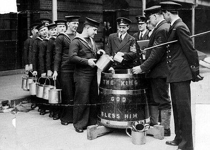Британские морякам выдается ром в казармах Королевского флота. Портсмут. 1933.