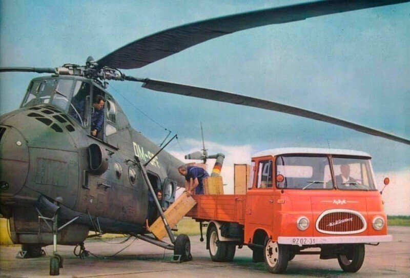 Погрузка грузов в транспортный вертолёт Ми-4 авиакомпании Interflug; ГДР; ~ 70-е годы