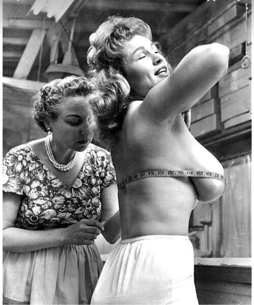 Снятие мерок с груди Вирджинии Мириам Бек, самой "объемной" звезды pin up 1950-х.
