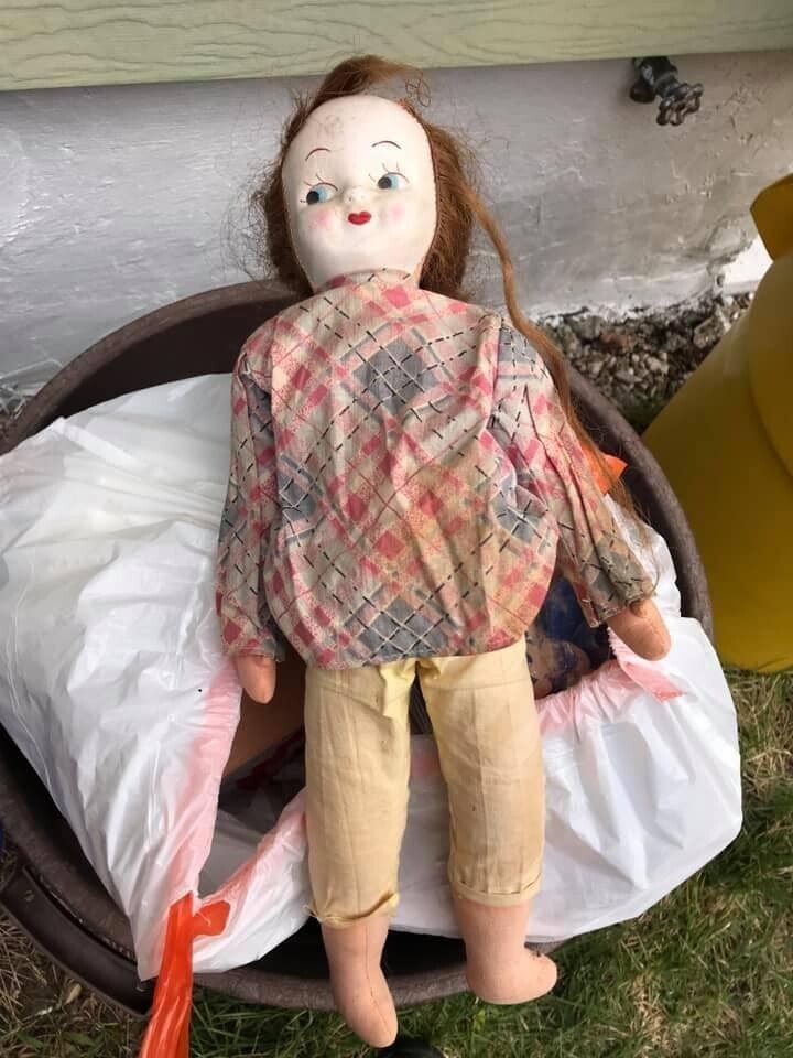 Так выглядела найденная в старом доме кукла, от которой хозяйка решила избавиться
