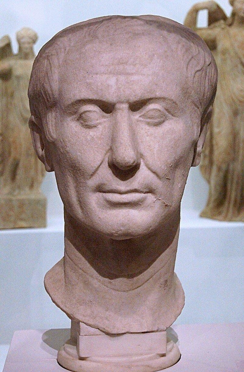 Существует несколько бюстов, предположительно изображающих голову Цезаря в разные годы жизни. Например, так называемый тускуланский - именно он считается единственным сохранившимся прижизненным изображением Цезаря. Однако это лишь предположения