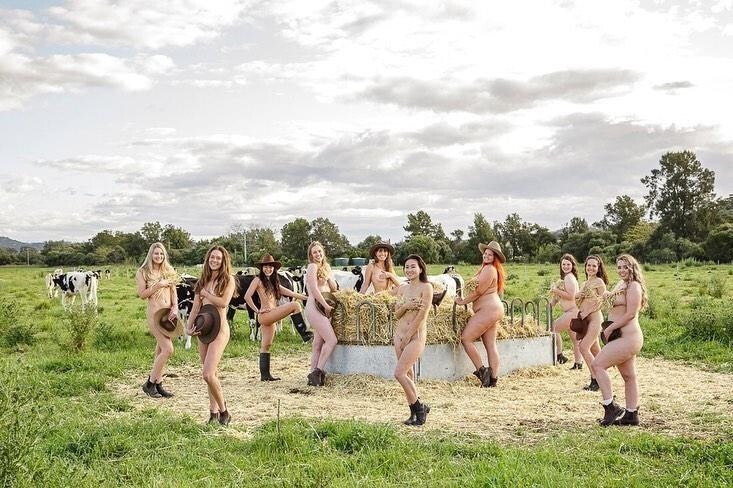 Студенты Сиднейской школы сфотографировались голыми в поддержку фермерского хозяйства