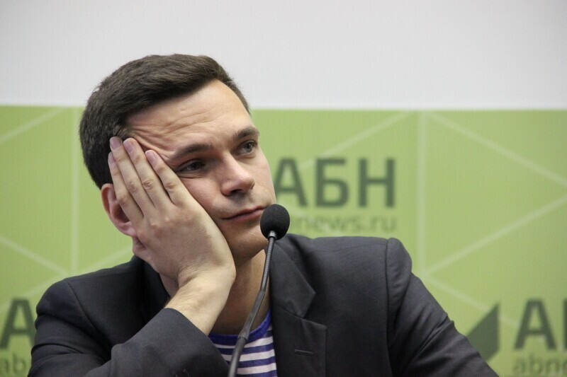 Депутат Яшин увеличил свою зарплату с помощью минуса в бюджете