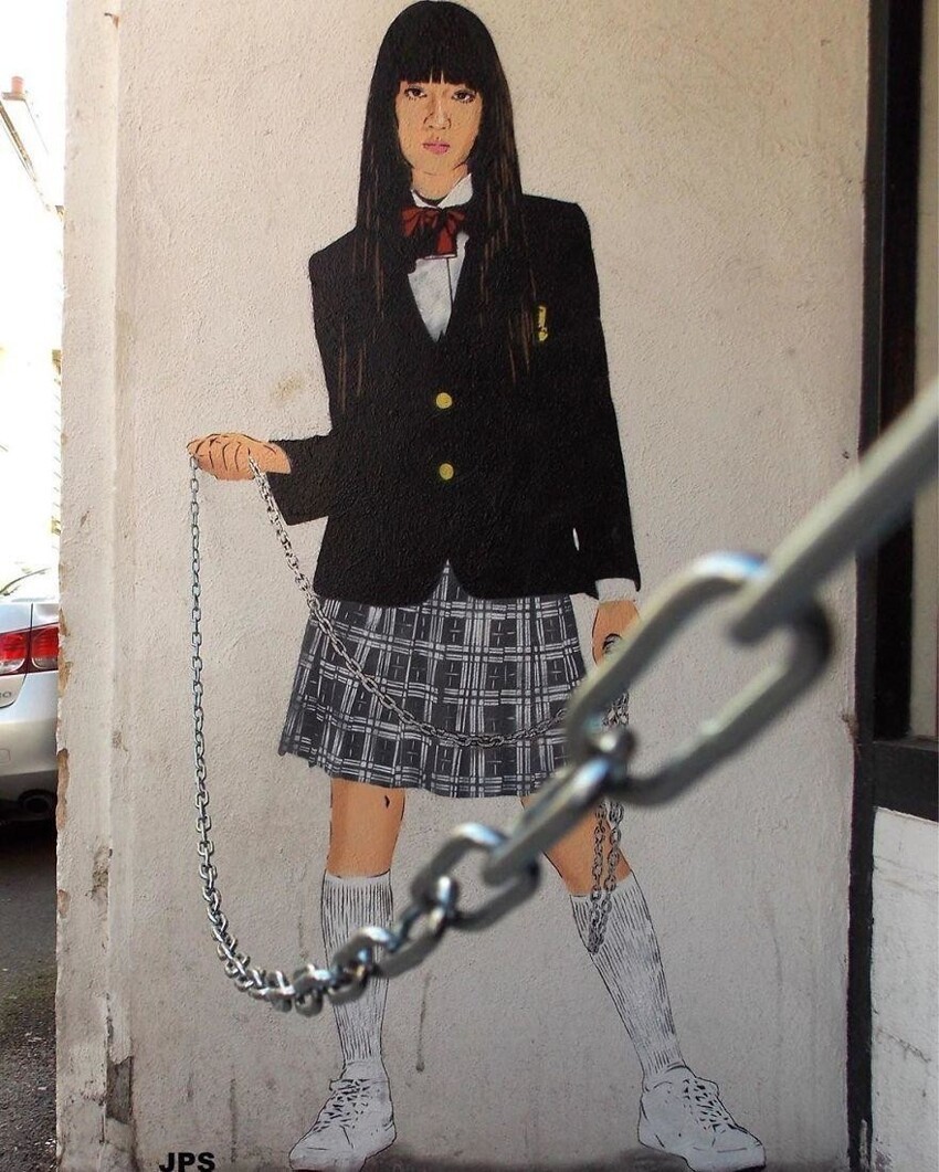 Уличный художник создает крутые граффити, которые взаимодействуют с окружающими вещами