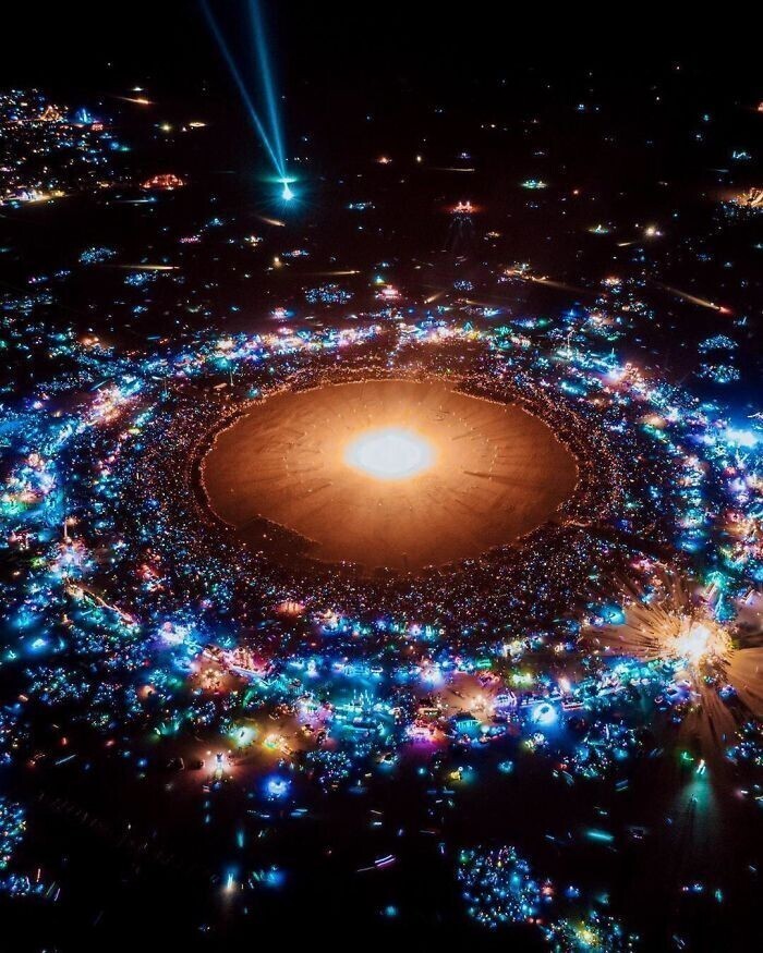 23. "Ночной снимок с фестиваля Burning Man, который напоминает Солнечную систему"