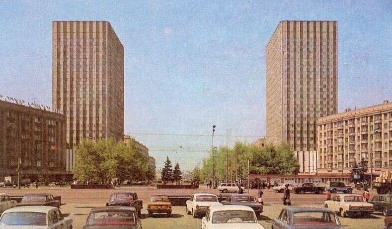 1. На фото Смоленская площадь и Садовое кольцо, 1977 год