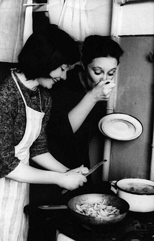 Людмила Савельева и Ирина Губанова готовят обед в перерыве между съемками фильма "Война и мир"