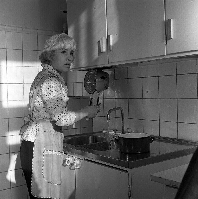 Надежда Румянцева на кухне, г. Москва. 1960-е гг. Фото из личного архива О.А. Мерцедина