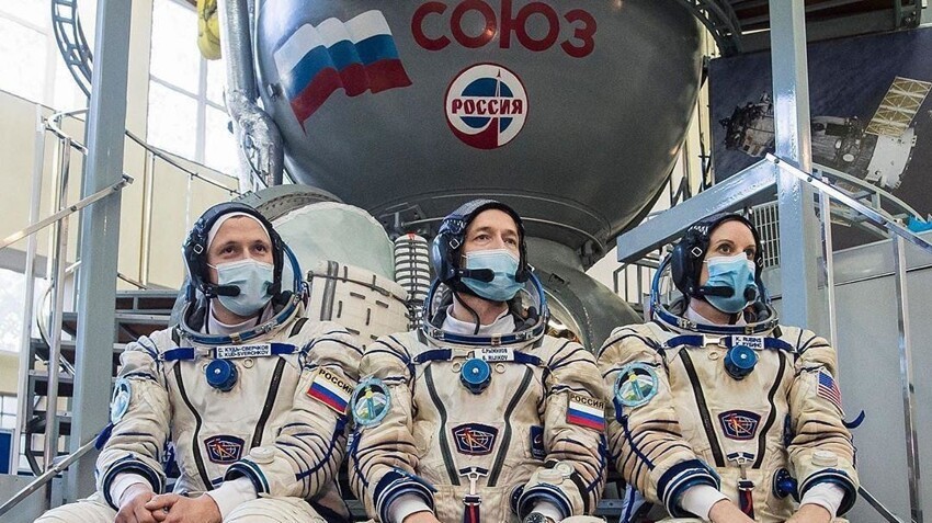 Российские космонавты и астронавт НАСА перед полетом