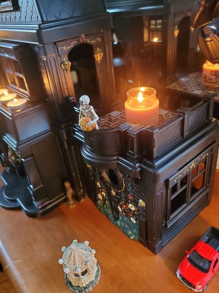 Женщина превращает старые домики для кукол в мрачные особняки с привидениями